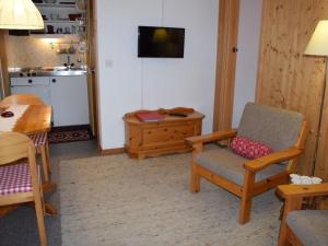 un soggiorno con sedia e tavolo di Apartment Stöckli Studio by Interhome a Lenk