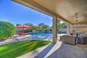 na otwartym patio z trawnikiem i basenem w obiekcie Lavish Goodyear Home with Pool in PebbleCreek Resort w mieście Goodyear