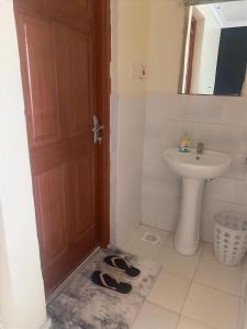 Un baño con inodoro, lavabo y puerta. en Peaceful and Lovely 1 bedroom with a city view., en Nairobi 5 fotos más
