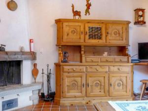 ツェルマットにあるApartment Vitalis by Interhomeの暖炉付きの部屋の木製キャビネット