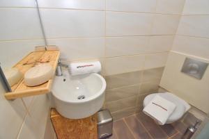 Koupelna v ubytování Kampielos Homes