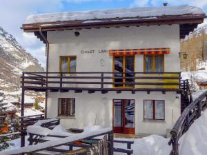 ein kleines Haus im Schnee in den Bergen in der Unterkunft Apartment Lani by Interhome in Zermatt