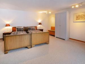 Schlafzimmer mit einem Bett, einem Tisch und einem Schrank in der Unterkunft Apartment Lani by Interhome in Zermatt