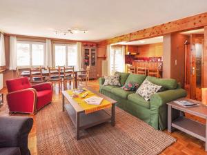 ein Wohnzimmer mit einem grünen Sofa und einem Tisch in der Unterkunft Apartment Lani by Interhome in Zermatt