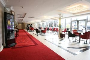 TV a/nebo společenská místnost v ubytování Hillgrove Hotel, Leisure & Spa