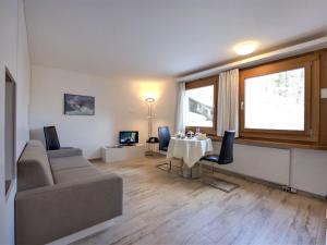 Μια τηλεόραση ή/και κέντρο ψυχαγωγίας στο Apartment Chesa Munteratsch 311 by Interhome