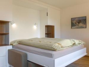 Ένα ή περισσότερα κρεβάτια σε δωμάτιο στο Apartment Chesa Munteratsch 311 by Interhome