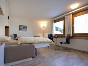 Ένα ή περισσότερα κρεβάτια σε δωμάτιο στο Apartment Chesa Munteratsch 311 by Interhome