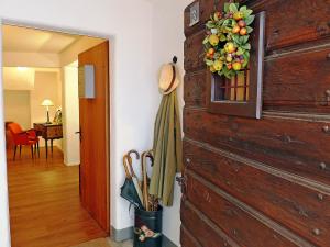 ベーヴァにあるStudio Chesa Rossa by Interhomeの花輪付きの木製のドアのある部屋