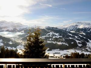 レンクにあるChalet Chalet Bühlweidli by Interhomeの雪山連峰の木々の眺望