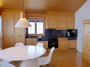 Chalet Chalet Bühlweidli by Interhomeにあるキッチンまたは簡易キッチン