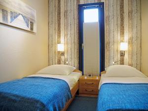 ノルトダイヒにあるApartment Witthuus-Norderney by Interhomeの窓と鏡付きの部屋のベッド2台 +22枚の写真