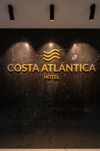 een bord voor een casa atlantis hotel bij Hotel Costa Atlántica in Arteixo