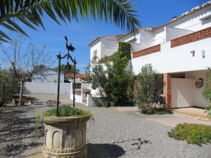 un patio de una casa con una estatua de un pájaro en Apartment Anfora 1 by Interhome, en Sant Martí d’Empúries