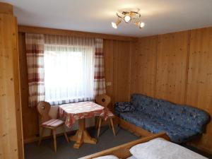 Zimmer mit Sofa, Tisch und Fenster in der Unterkunft Apartment Hubert Praxmarer in Fulpmes