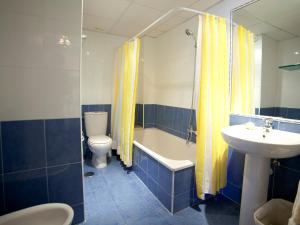 Et badeværelse på Apartment Turquesa Beach 03 by Interhome + 10 billeder