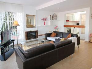 O zonă de relaxare la Holiday Home Mar y Montaña by Interhome +13 fotografii