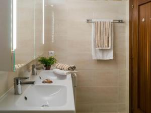 Ένα μπάνιο στο Apartment Puerto Paraíso by Interhome