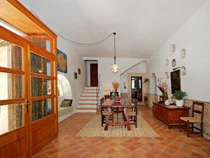 サン・リョレンツ・デス・カルダサルにあるHoliday Home Peretó by Interhomeのリビングルーム(テーブル、椅子付)、階段