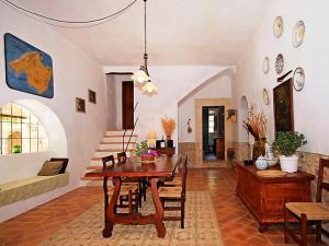 サン・リョレンツ・デス・カルダサルにあるHoliday Home Peretó by Interhomeのリビングルーム(木製テーブル、椅子付)