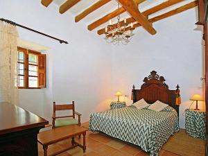 サン・リョレンツ・デス・カルダサルにあるHoliday Home Peretó by Interhomeのベッドルーム1室(ベッド1台、テーブル、椅子付)