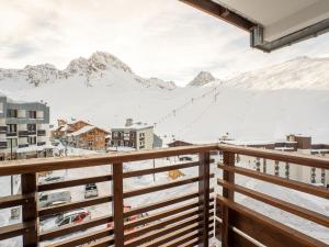 einen Blick vom Balkon eines Resorts mit schneebedeckten Bergen in der Unterkunft Apartment Le Curling B - Val Claret-30 by Interhome in Tignes