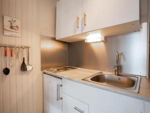 Kuchyň nebo kuchyňský kout v ubytování Apartment Le Curling B - Val Claret-30 by Interhome