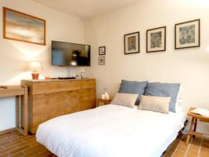 Un dormitorio con una cama y un televisor de pantalla plana. en Apartment Les Galiotes-1 by Interhome, en Carnac-Plage