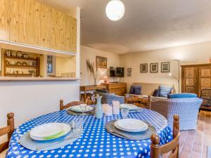 Un comedor y una sala de estar con mesa y sillas. en Apartment Les Galiotes-1 by Interhome, en Carnac-Plage