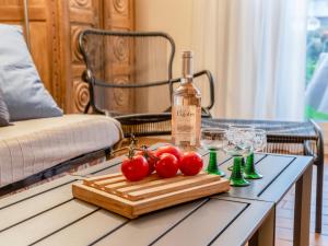una botella de vino y tomates en una mesa en Apartment Les Galiotes-1 by Interhome, en Carnac-Plage 19 fotos más