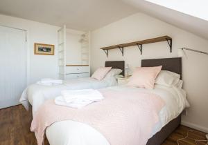duas camas sentadas uma ao lado da outra num quarto em SeaView Loft em Dunbar