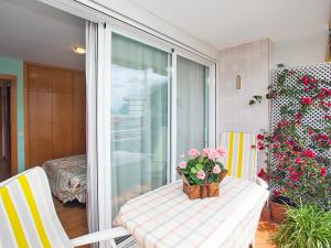 una mesa con un jarrón de flores en el balcón en Apartment Mariola by Interhome, en Sant Andreu de Llavaneres