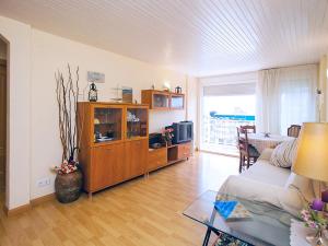 sala de estar con sofá y mesa en Apartment Mariola by Interhome, en Sant Andreu de Llavaneres
