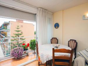 comedor con mesa y ventana grande en Apartment Mariola by Interhome, en Sant Andreu de Llavaneres