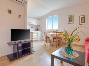 Televízia a/alebo spoločenská miestnosť v ubytovaní Apartment Daria-4 by Interhome