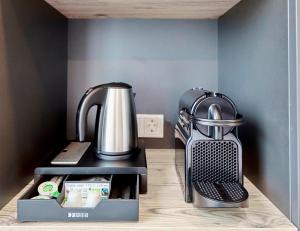 a kitchen counter with a coffee maker and a mixer at SMARTY Cologne Dom Hotel - Boardinghouse - KONTAKTLOSER SELF CHECK-IN in Cologne