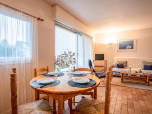 Μια τηλεόραση ή/και κέντρο ψυχαγωγίας στο Apartment Les Galiotes-2 by Interhome +17 φωτογραφίες