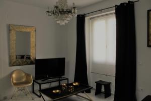 a living room with a chandelier and a table at Luxury apartament in Cádiz