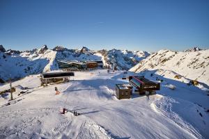 イシュグルにあるHotel Trofana Alpinの雪山の上のスキー場