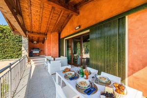un tavolo sul balcone di una casa di Villa Valeria con piscina by Wonderful Italy a Toscolano Maderno