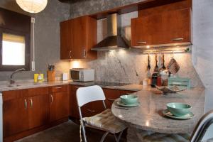 eine Küche mit einem Tisch mit zwei Schüsseln darauf in der Unterkunft La Caseta del Mas Valls in Rupiá