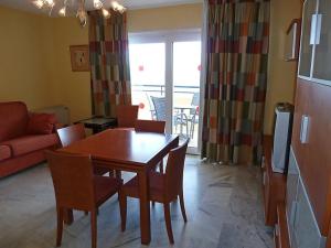 ベナルマデナにあるApartment Casinomar 03 by Interhomeのリビングルーム(テーブル、椅子付)、キッチン