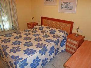 ベナルマデナにあるApartment Casinomar 03 by Interhomeのベッドルーム1室(青と白の掛け布団付きのベッド1台付)
