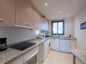 A cozinha ou kitchenette de Apartment Breathtaken 2 bedrooms apartment by Interhome