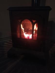 a stove with a fire inside of it at Albergue de Liri in Lirí