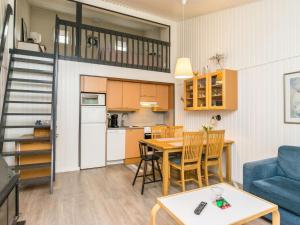 een woonkamer met een keuken en een eetkamer bij Holiday Home Lomakatti 6 a by Interhome in Vuokatti