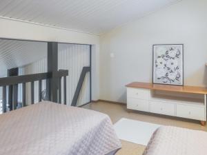 ein Schlafzimmer mit einem Bett, einer Kommode und einem Fenster in der Unterkunft Holiday Home Lomakatti 6 a by Interhome in Vuokatti + 10 Fotos