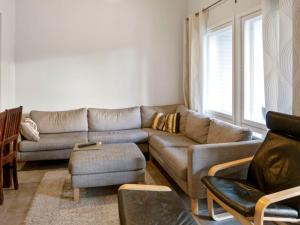 ein Wohnzimmer mit einem Sofa und einem Stuhl in der Unterkunft Holiday Home 4 seasons a 2 by Interhome in Lahdenperä