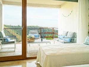 1 dormitorio con 1 cama y balcón en Apartment Lomas de Los Monteros by Interhome, en Marbella