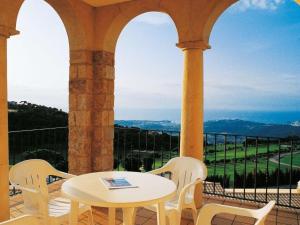 Castillo de AroにあるApartment Resort Hapimag Mas Nou by Interhomeの景色を望むバルコニー(テーブル、椅子付)